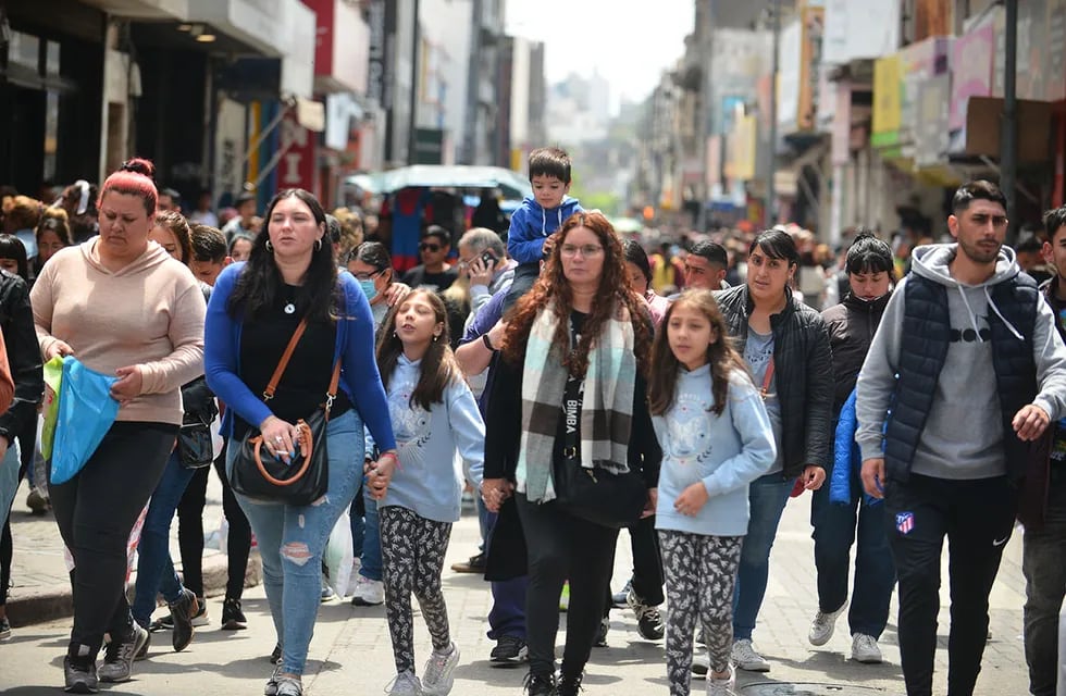 Día de la madre. Mucha gente comprando el el área peatonal de la ciudad de Córdoba.