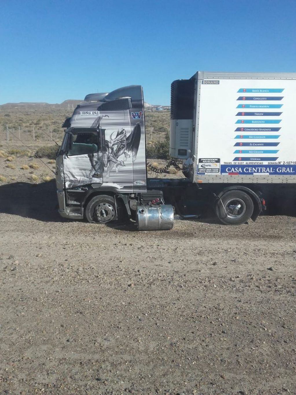 El choque se produjo sobre uno de los laterales del camión.