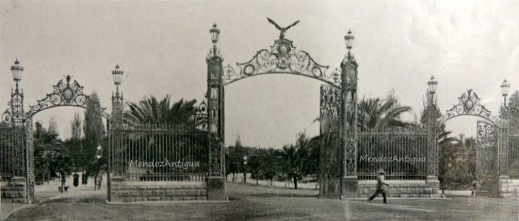 Portones de entrada al Parque General San Martín en el año 1927. Foto: Mendoza Antigua.