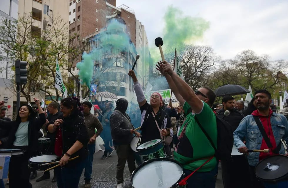 Los municipales protestan este miércoles en Córdoba y provocan graves inconvenientes en el tránsito. (Nicolás Bravo / La Voz)