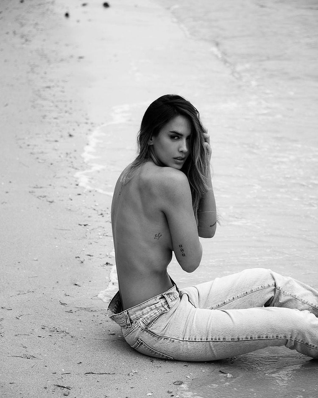 Shannon De Lima posó junto al mar y desafío las políticas de desnudos de Instagram.