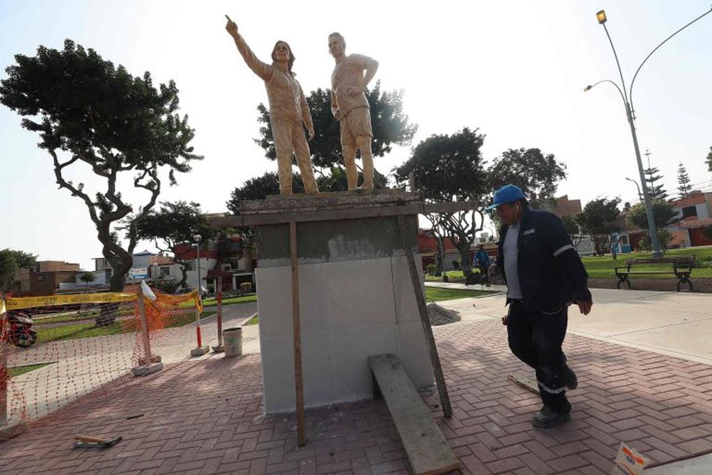 La estatua esta ubicada en una plaza de Lima