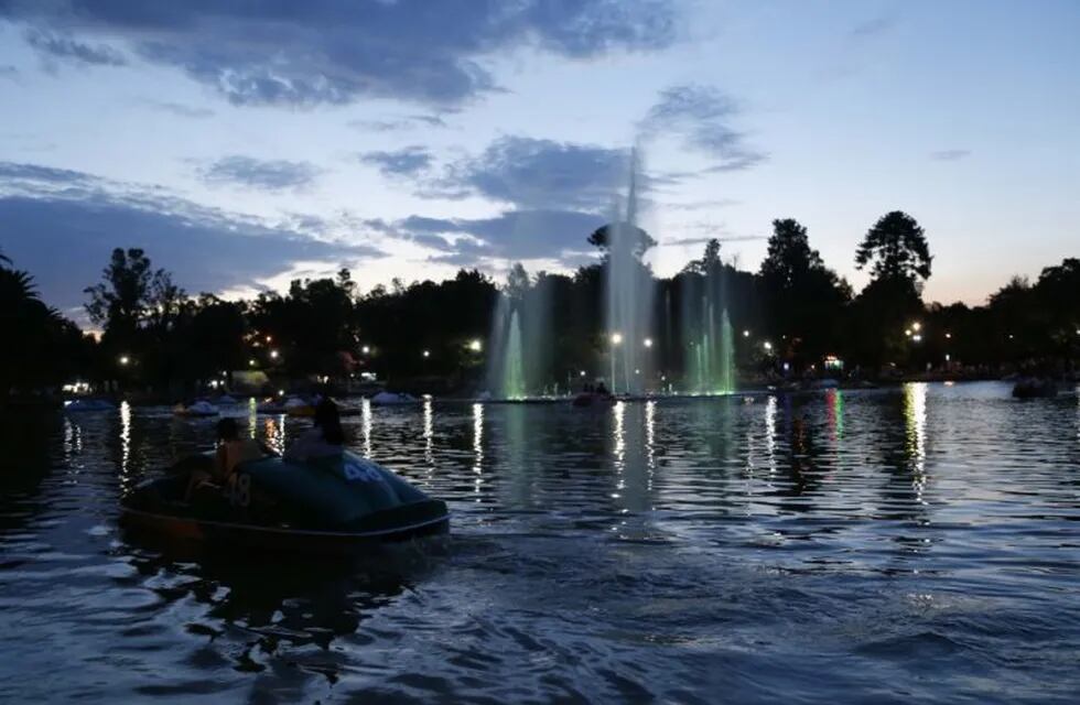 Desde la Asociación Amigos del PArque Independencia confirmaron la salida de servicio de la fuente de aguas danzantes del laguito. (Archivo)