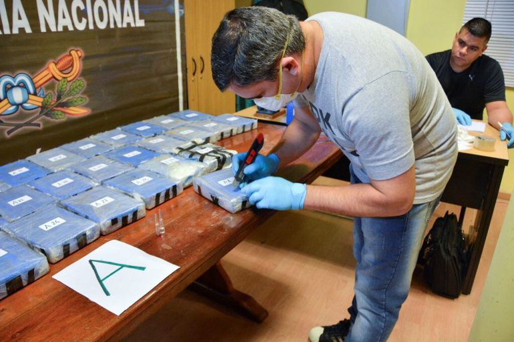 Undated handout picture released on February 2018 by Argentina's Security Ministry taken in Buenos Aires during a police sting operation which resulted in the seizure of nearly 400 kilos of cocaine from the Russian embassy in Buenos Aires and arrested several members of a drug trafficking gang.
Argentina's Security Minister Patricia Bullrich announced in a press conference on February 22, 2018 that the drugs were discovered in an annex of the embassy. "A gang of narco-criminals was trying to use the diplomatic courier service of the Russian embassy" to ship the drugs to Europe, she said, adding that Russian and Argentine police had decided to mount a sting operation after the Russian ambassador informed them of the drugs find in December 2016. / AFP PHOTO / Argentina's Security Ministry / HO / RESTRICTED TO EDITORIAL USE - MANDATORY CREDIT "AFP PHOTO / ARGENTINA'S SECURITY MINISTRY /HO" - NO MARKETING NO ADVERTISING CAMPAIGNS - DISTRIBUTED AS A SERVICE TO CLIENTS