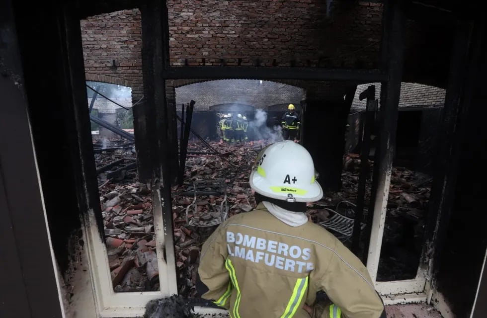 incendio
El Hotel 4 de la Unidad Turística Embalse se incendió este miércoles provocando importantes daños materiales en el lugar. El foco se concentró en el sector de cocinas y del comedor del establecimiento
nelson torres