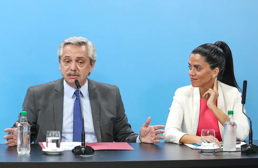Alberto Fernández en una conferencia de prensa junto a la directora del PAMI, Luana Volnovich.
