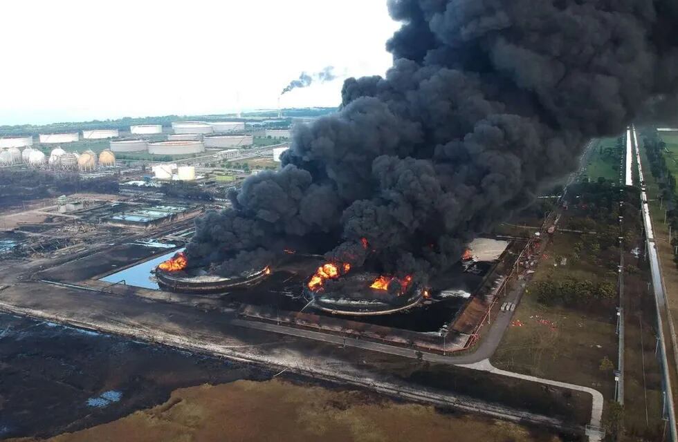 Vista aérea del incendio en la refinería. (Foto: AFP)