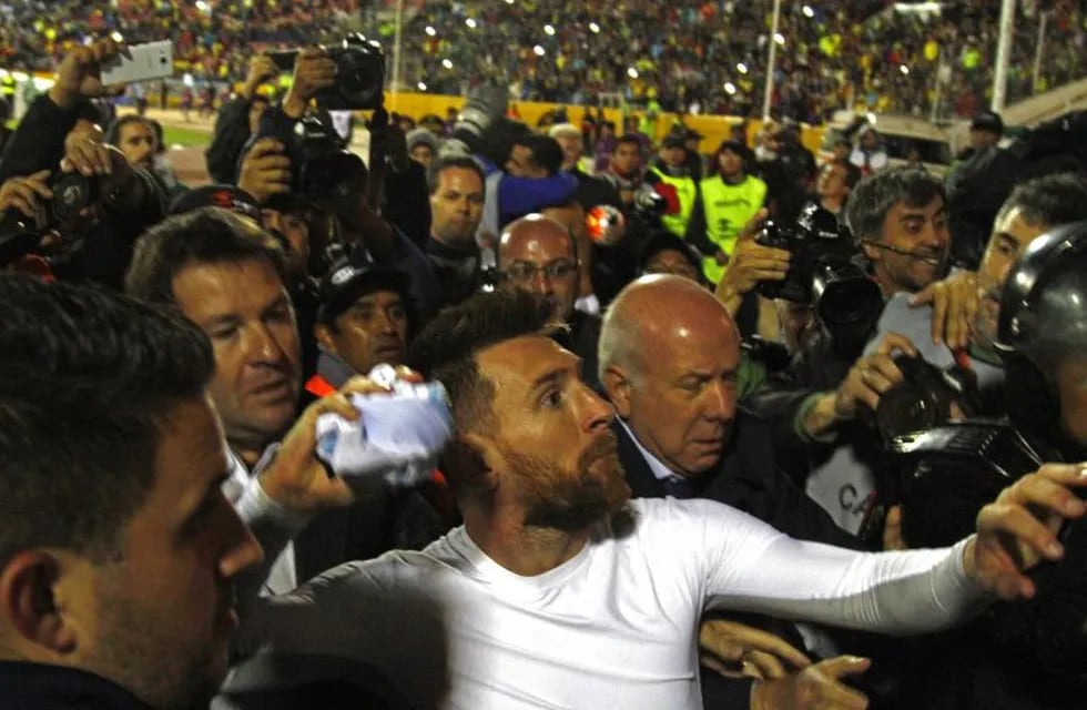 Un hincha tuvo la suerte de quedarse con la remera de Linel Messi. Foto: AFP.
