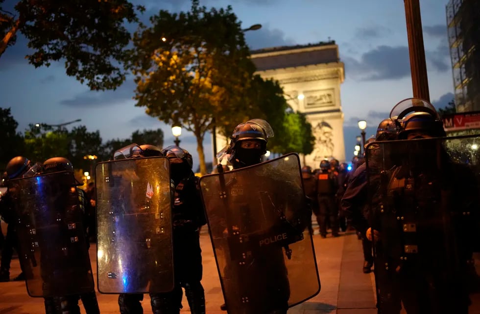 Policías patrullan ante el Arco de Triunfo, en los Campos Elíseos de París, el sábado 1 de julio de 2023. Foto: AP / Christophe Ena.