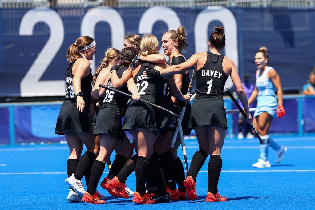 Las neozelandesas se quedaron con el primer duelo del hockey femenino.