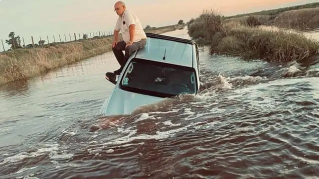 Productor se sentó en el techo de su camioneta ante la inundación de un camino rural