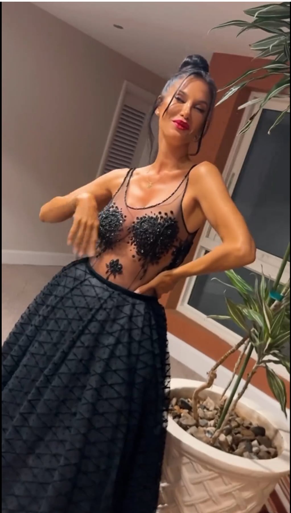 Silvina Escudero posó con un look total black con transparencias ultra sensual