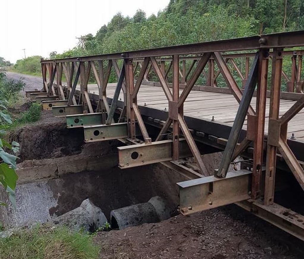 El Ejército terminó de instalar el puente Bailey en Carolina. (Foto: Twitter)