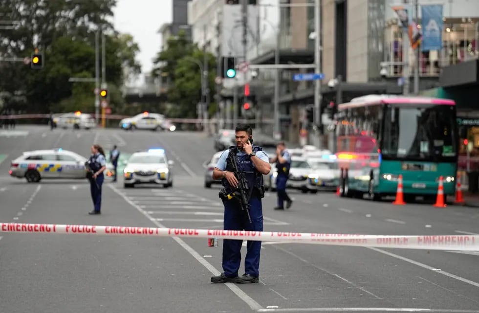 Un hombre armado se subió a un edificio en construcción en el centro de Auckland y desató una tragedia a pocas horas del comienzo del Mundial Femenino de Fútbol.