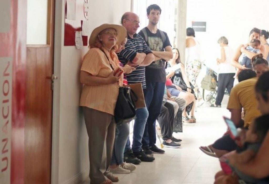 Hay que pedir turno y se vacuna sólo jueves y viernes. (Archivo)