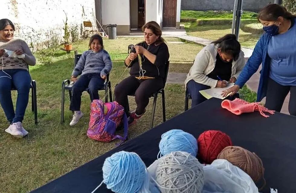 Alrededor de 30 mujeres se reúnen para tejer abrigo para las comunidades necesitadas de Chicoana y alrededores.