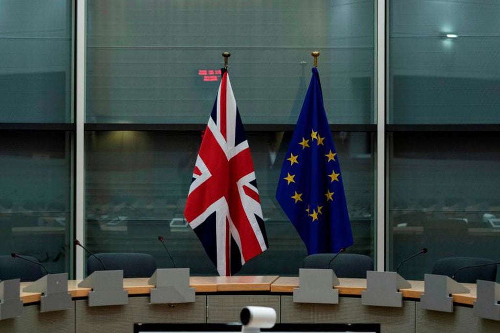 La bandera del Reino Unido y la bandera de la Unión Europea se muestran antes de la reunión entre el ministro de Brexit del Reino Unido, Stephen Barclay, y el negociador jefe de la UE, Michel Barnier, el 20 de septiembre de 2019 en Bruselas. Crédito: Kenzo TRIBOUILLARD / POOL / AFP.