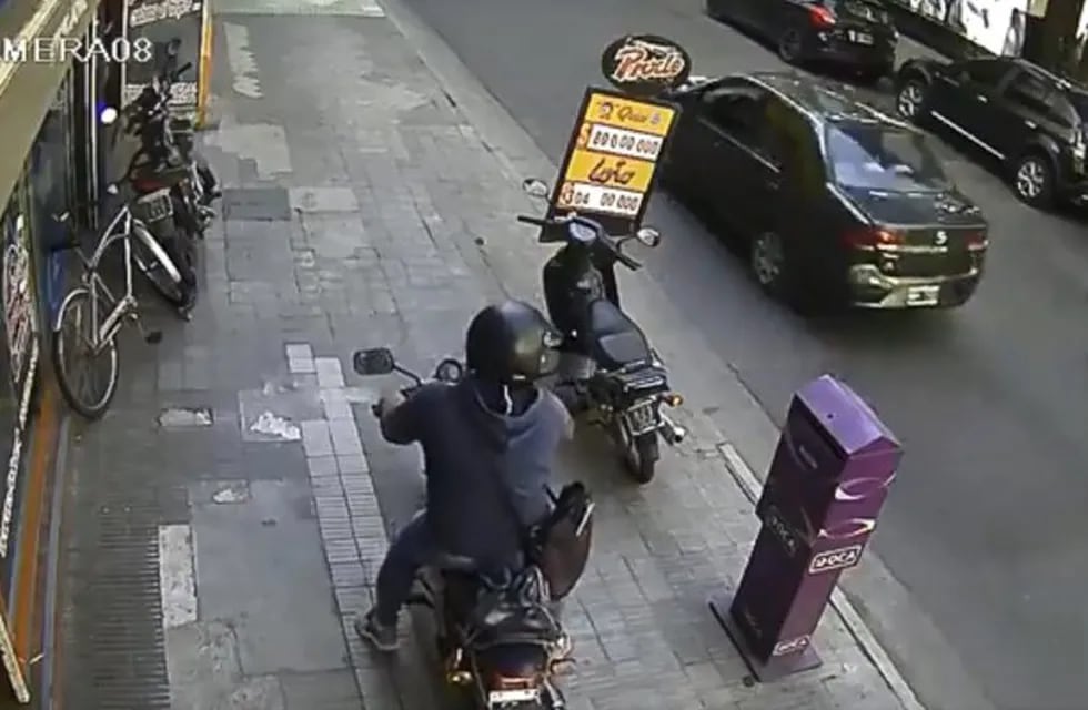 El video registrado por una cámara de seguridad muestra el accionar del motochorro en San Martín al 1400. (Captura de pantalla)