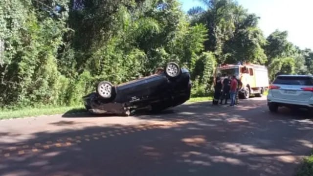 Siniestro vial en Puerto Iguazú: automóvil de alquiler terminó volcado en el acceso a Cataratas
