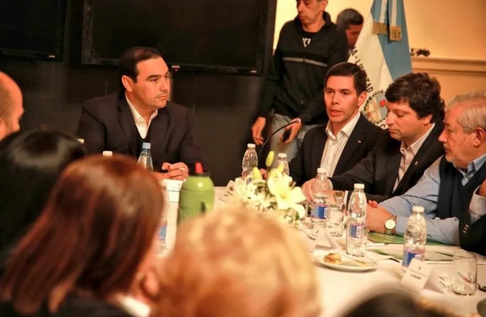 Imagen archivo. El gobernador de Corrientes, Gustavo Valdés junto al ministro (centro derecha) de Industria, Trabajo y Comercio, Raúl Schiavi