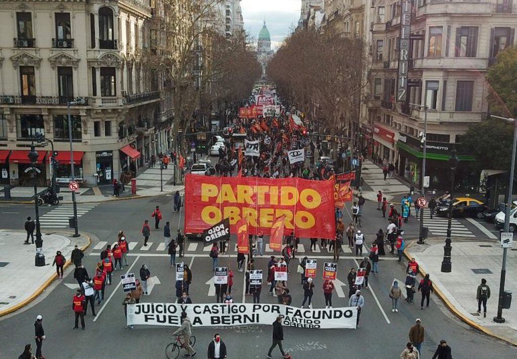 Cientos de personas marchan a la Plaza de Mayo en reclamo de justicia por la muerte de Facundo Astudillo, este jueves, en Buenos Aires (Foto: Clarín)