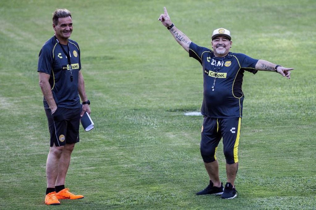 Foto de 2018 durante el primer entrenamiento de Diego Maradona al mando de Dorados, junto a Luis Islas (Foto: Pedro Pardo / AFP).
