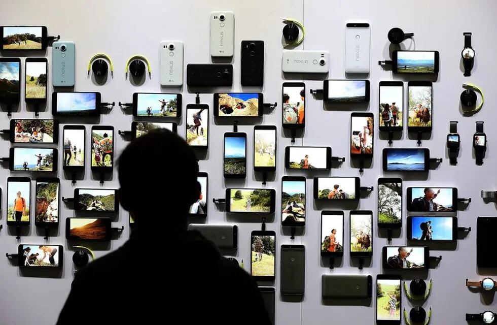 SAN FRANCISCO, CA - SEPTEMBER 29: An attendee looks at a display of new Google devices during a Google media event on September 29, 2015 in San Francisco, California. Google unveiled its 2015 smartphone lineup, the Nexus 5x and Nexus 6P, the new Chromecast and new Android 6.0 Marshmallow software features.   Justin Sullivan/Getty Images/AFP\r\n== FOR NEWSPAPERS, INTERNET, TELCOS & TELEVISION USE ONLY ==\r\n eeuu san francisco  eeuu evento empresa google empresas informaticas