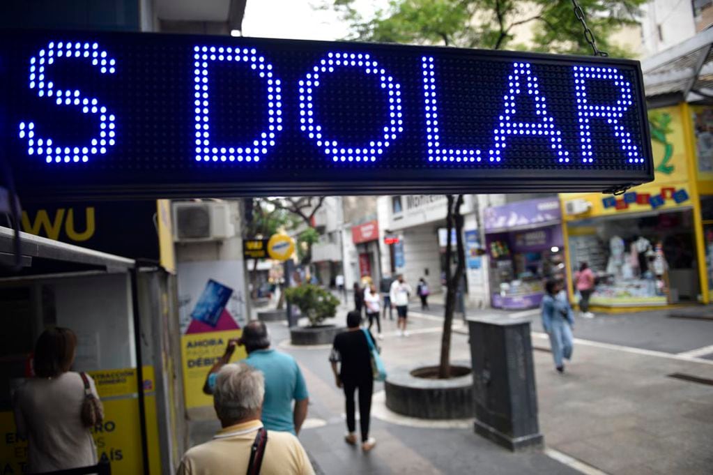 El dólar blue operó a la baja este martes. 