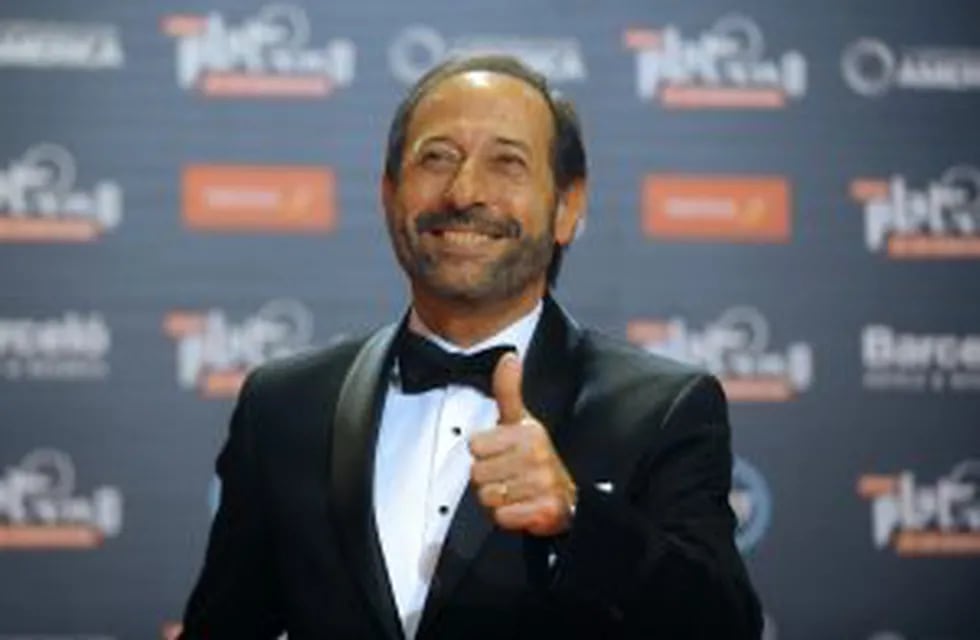 Argentinian actor Guillermo Francella gives the thumb up as he arrives for the Platino Ibero-American Film Awards in Punta del Este, Uruguay on July 24, 2016.  / AFP PHOTO / MIGUEL ROJOrnrnrnLos ganadores de los Premios Platino del Cine Iberoamericano punta del este uruguay guillermo francella Premios Platino 2016 actor llegada de los premios Premios Platino del Cine Iberoamericano