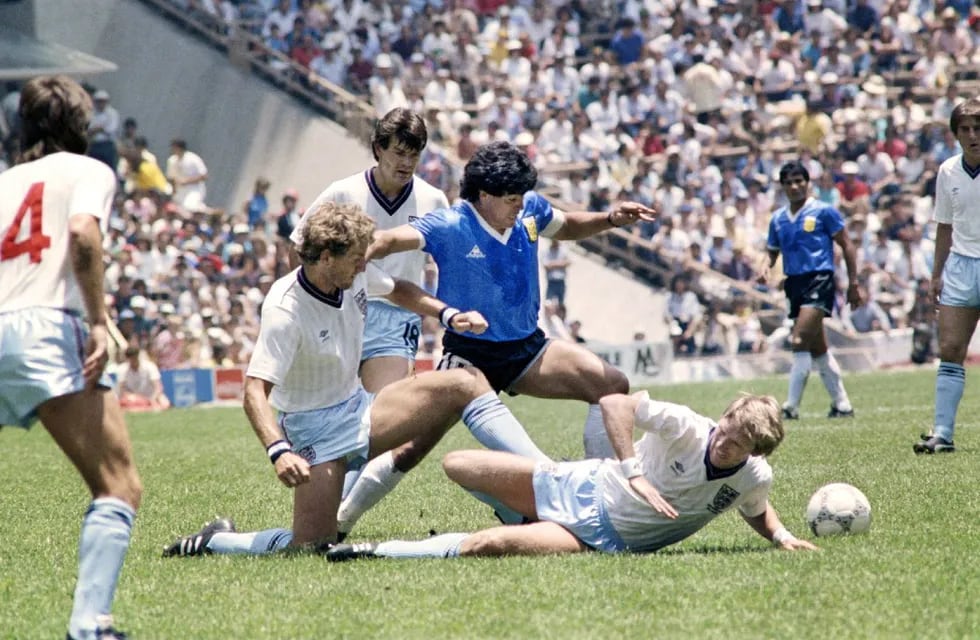 En poco más de 10 segundos, Maradona recorrió 52 metros, gambeteó a cinco rivales y marcó "el gol del siglo".