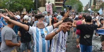 Los hinchas argentinos de la cabeza en Patio Olmos. (Jose Gabriel Hernández)