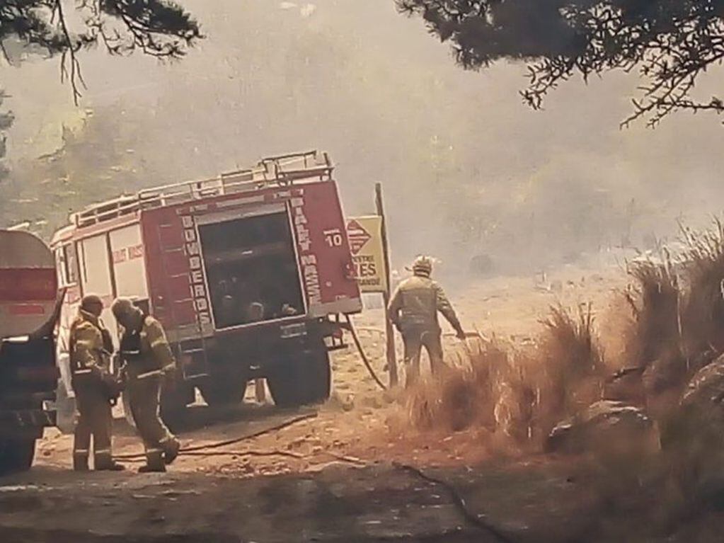 El fuego que se desató en Capilla del Monte avanzó hacia La Cumbre y los bomberos debieron proteger la Reserva de monos carayá.