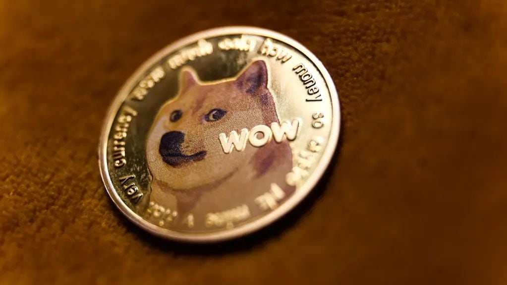 Dogecoin es una criptodivisa​ derivada de Bitcoin​ que usa como mascota un perro Shiba Inu del meme de Internet «Doge».