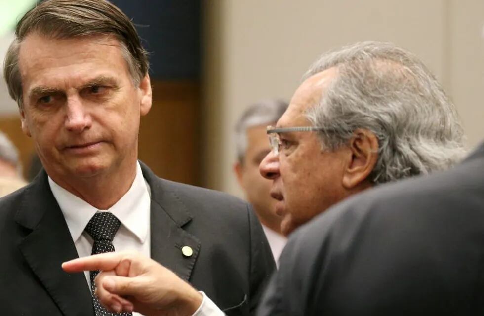 El presidente electo de Brasil, Jair Bolsonaro, junto a su futuro ministro de Economía, Paulo Guedes (REUTERS/Sergio oraes)
