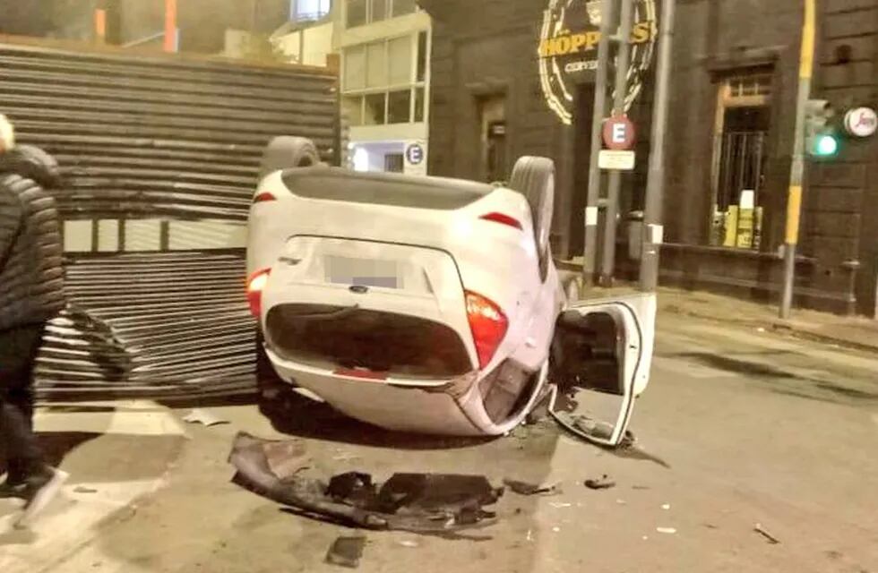 Impresionante choque en barrio Alberdi terminó con un auto dado vuelta (Gentileza @JavierSassi).