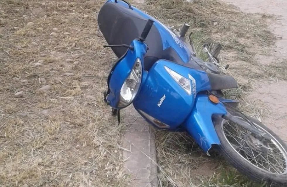 La moto quedó tirada en el cordón de la vereda (FM Profesional)