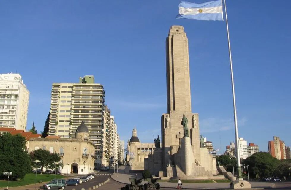 El emblema más característica de la ciudad tiene apenas 62 años. En el sitio del Monumento a la Bandera antes había una plaza. (Archivo)