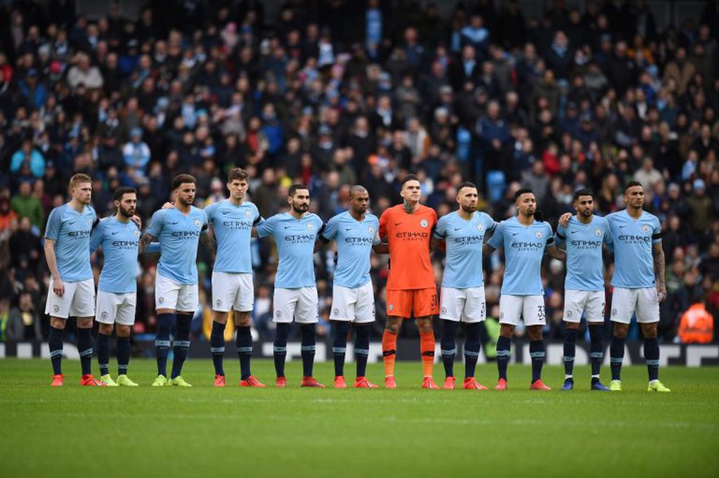 El equipo del Manchester City lució una cinta negra en señal de luto por la desaparición de Emiliano Sala. Crédito: Oli SCARFF / AFP.