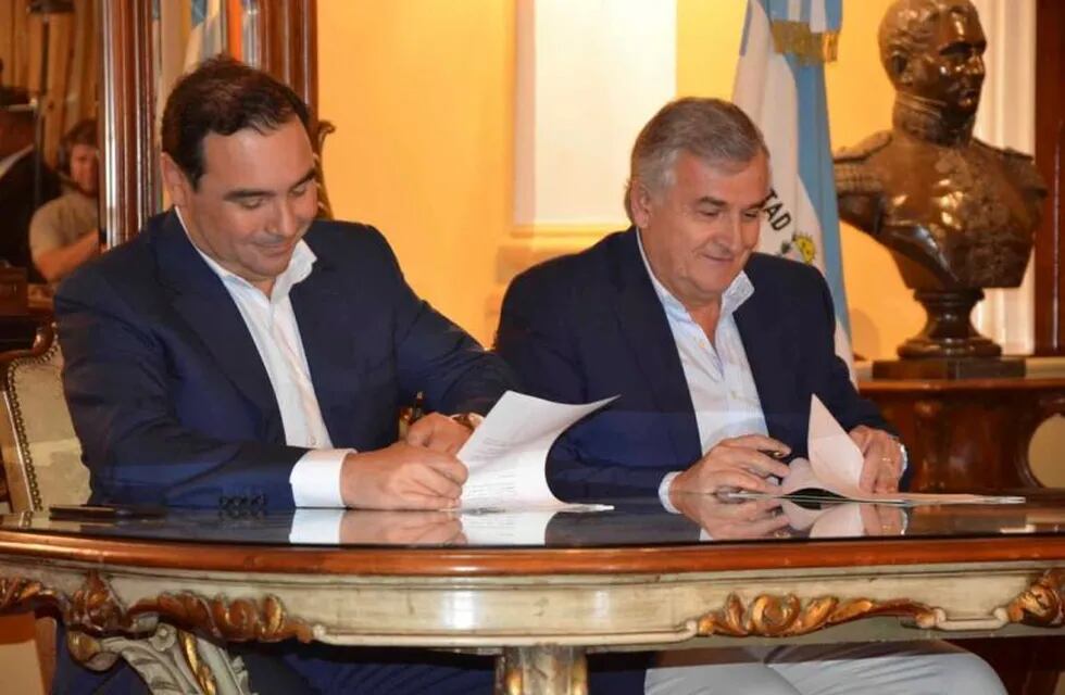 Firma del acuerdo entre Valdés y Morales.