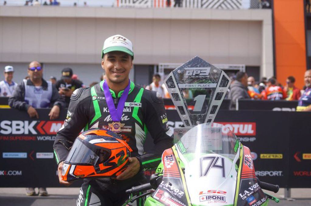 El cordobés Andrés González, del equipo ZP Racing, campeón del Superbike Latinoamericano. Ganó el sábado, fue 2° el domingo y quedó como el mejor de la clasificación general.