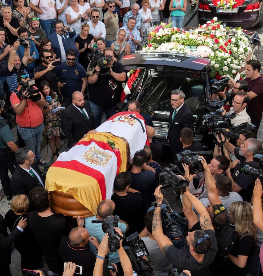Familiares y amigos portan el féretro con los restos mortales del futbolista José Antonio Reyes, (Foto: EFE/Raúl Caro)