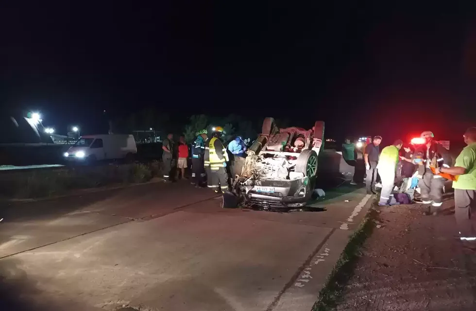 La rueda de un camión provocó el vuelco de una camioneta