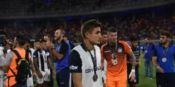 Nahuel Tenaglia luce orgulloso su medalla de plata después de ser subcampeón de Copa Argentina