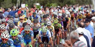  El grueso del pelotón pasa por la calle Paso de Maipú. La 41º Vuelta Ciclistica de Mendoza fue una de las mejores de los últimos tiempos.
