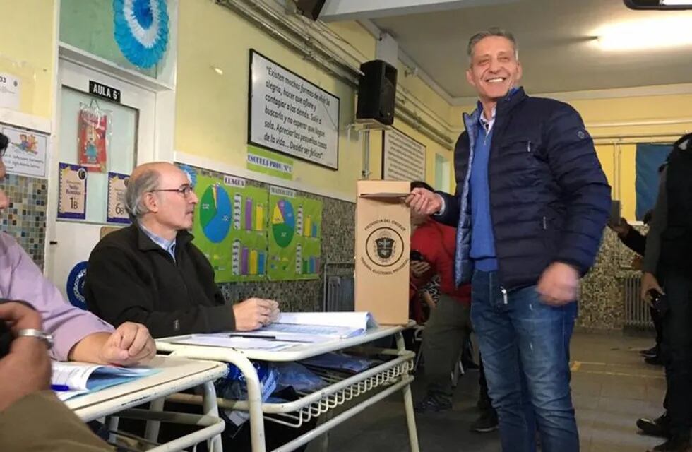 También Arcioni en busca de la reelección sufragó en la ciudad petrolera.