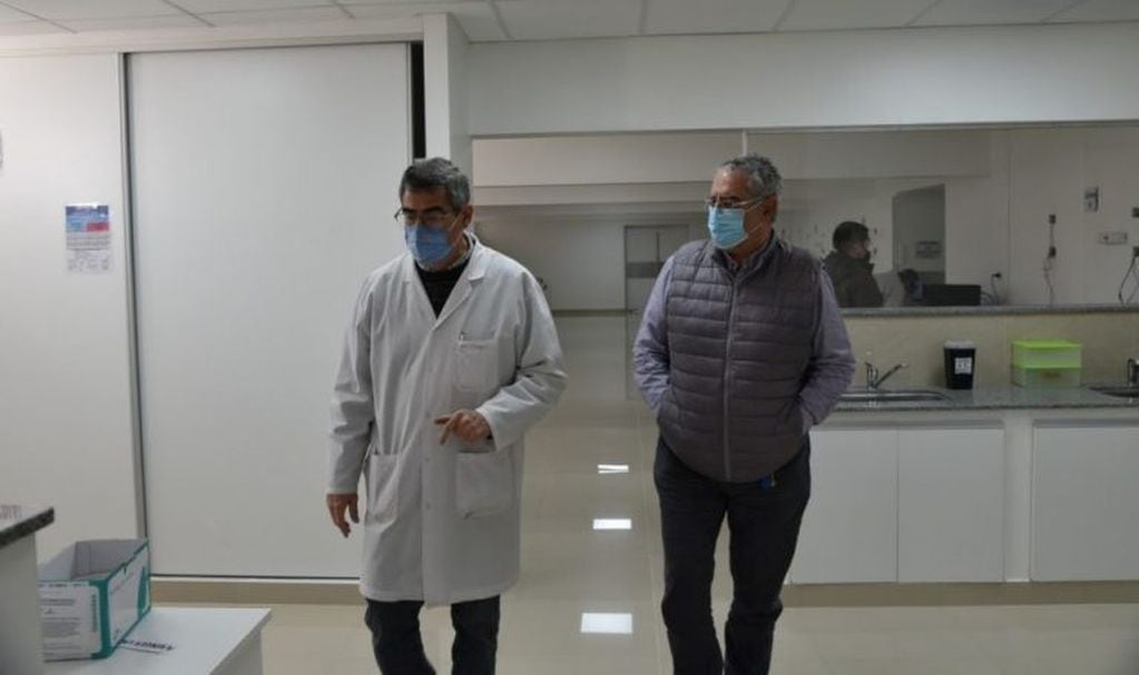 “Gracias a Dios podemos empezar a atender más pacientes Covid en la nueva Unidad de Terapia Intensiva", dijo el ministro Bouhid, que recorrió las instalaciones junto al director César Mulqui.