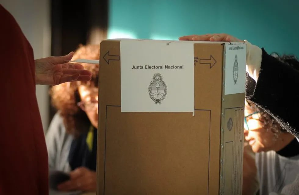 Gente votando en la ciudad de buenos Aires, votacion en escuelas en la zona de Palermo . \nElecciones nacionales\nUrna, cuarto oscuro , boletas y gente mayor \nFoto Federico Lopez Claro