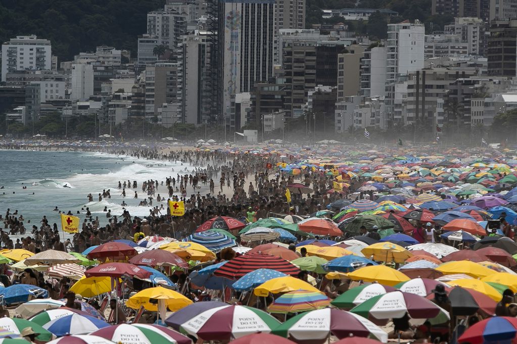 A pesar de las restricciones para frenar la propagación del coronavirus, miles de personas llenan la playa de Ipanema, en Río de Janeiro, Brasil