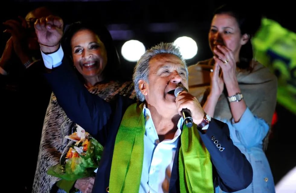 The Ecuadorean presidential candidate of the ruling Alianza PAIS party, Lenin Moreno, gives a speech to his supporters as they celebrate the initial results of the runoff election, in Quito on April 2, 2017. / AFP PHOTO / JUAN RUIZ