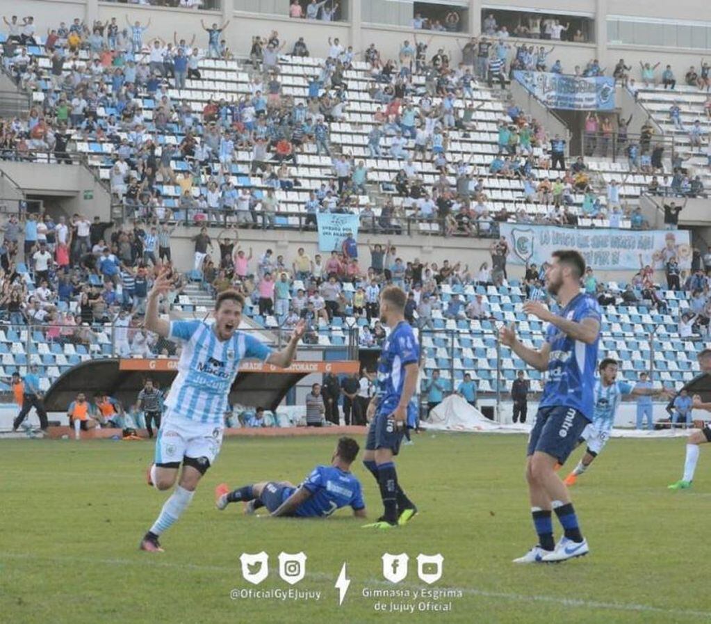 Grito de gol, en el estadio "23 de Agosto", para el empate del "Lobo" ante Deportivo Morón.